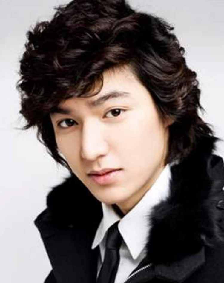 model rambut belah tengah pria korea